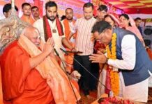 मुख्यमंत्री विष्णु देव साय ने लिया संतों का आशीर्वाद